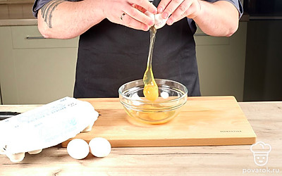 В миску разбейте яйца и слегка размешайте их венчиком, пока желток и белок не объединятся. Когда картофель станет золотистого цвета, вылейте в сковороду яйца. Посолите и поперчите по вкусу. Накройте крышкой и готовьте 6-7 минут.