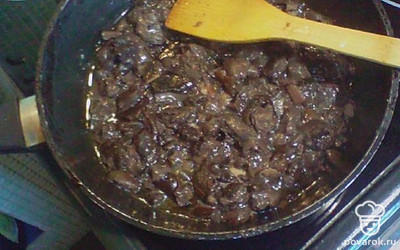 Теперь грибы из бульона достаем и нарезаем. Обжариваем 5 минут.