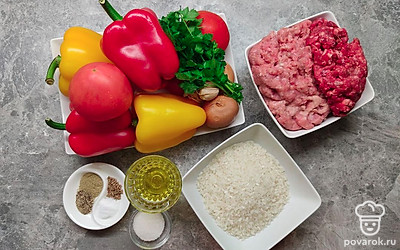 Залейте рис кипятком, и отстаивайте 20 минут. Перец разрежьте пополам и выньте семена. Чеснок пропустите через пресс. Измельчите лук и потрите на терке помидор.