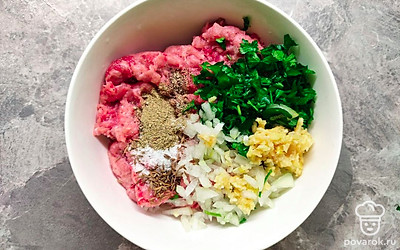 В готовый фарш добавьте одну измельченную луковицу. Добавьте перец, соль и все приправы. Хорошенько перемешайте и заполните, полученной массой, половинки перцев.