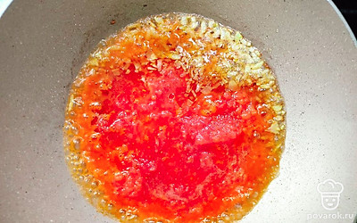 В разогретой сковороде, обжарьте до золотистой корочки лук, добавьте помидоры, соль, перец, чеснок и сахар. Перемешайте и тушите 10 минут.