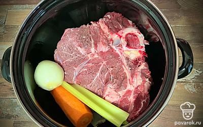 Выбрать красивый кусок говядины на косточке, хорошо промыть. Лук и морковь очистить, помыть вместе с сельдереем. Все сложить в кастрюлю, залить водой и довести до кипения. Снять пену и варить на малом огне 1,5-2 часа.