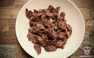 Бульон процедить, мясо перебрать от костей и вернуть в бульон. Вываренные овощи убрать.