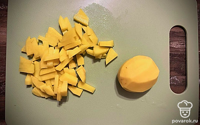 Картофель очистить, нарезать брусочками и помыть. Рис промыть. В бульон отправить картофель, рис. Посолить и долить кипяченую воду до первоначального объема. Варить на малом огне 30 минут.