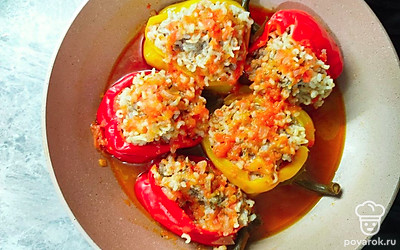 Отправьте фаршированные перцы в сковороду к заправке. Добавьте 1 литр воды и тушите полтора часа, под закрытой крышкой.