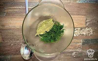 В суп добавить укроп и лавровые листики. Варить еще 5 минут.