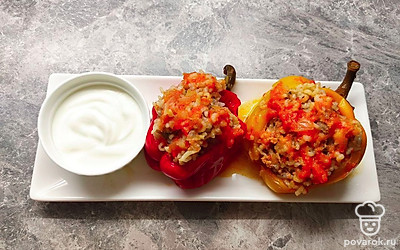 Готовые перцы подавайте в тарелках украсив зеленью. Дополните подачу соусником со сметаной или йогуртом. Приятного аппетита!