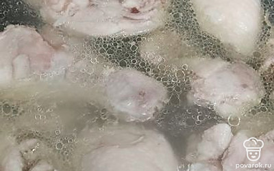 Курицу моем, нарезаем вместе с костями на крупные куски. Выкладываем в кастрюлю, заливаем водой, солим и ставим на огонь. У меня пятилитровая кастрюля. В процессе варки снимаем пенку. 