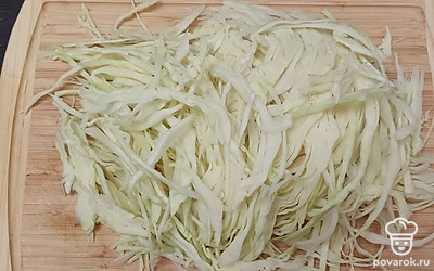 Капусту мелко шинкуем. 