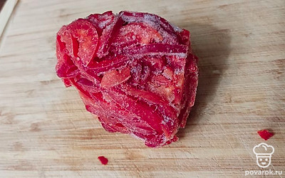 Все овощи очищаем. Лук нарезаем полукольцами. Морковь, картофель и болгарский перец соломкой. Чеснок натираем на мелкой терке или пропускаем через пресс. Я взяла уже нарезанный перец из заморозки. 