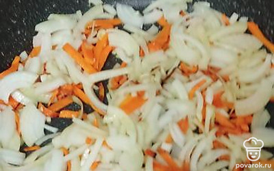 В разогретую сковороду наливаем растительного масла и обжариваем лук и морковь до слегка золотистого цвета. Добаляем чеснок и болгарский перец. Томим на слабом огне, до испарения жидкости. 