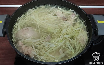 Капусту выкладываем в кастрюлю с курицей. Перемешиваем. Варим около 10 минут. 