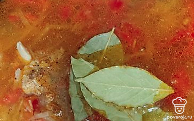 Добавляем картофель и овощи со сковороды в кастрюлю, перемешиваем и томим до готовности картофеля. Выкладываем лавровый лист, зелень и черный перец. Выключаем плиту, накрываем кастрюлю крышкой и немного даем настояться. 