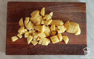 Нарезать кубиками картошку.