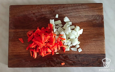 Нарезать морковку и лук.