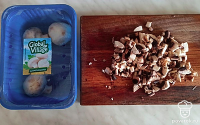 Нарезать кубиками шампиньоны.