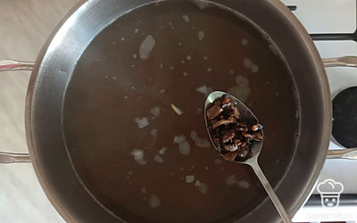 В кастрюлю налить воду, добавить овощи. Варить суп 25 минут.