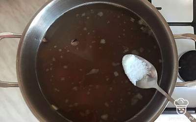 Добавить лавровый лист, специи и соль по вкусу. Хорошо перемешать.