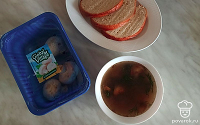 В грибной суп рекомендую добавить свежую зелень. Подавать суп со свежим хлебом.