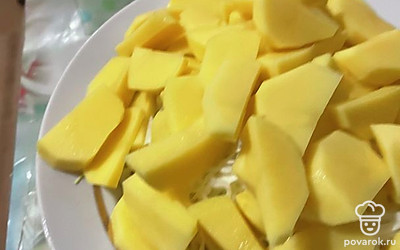 Чистим и режем картофель.