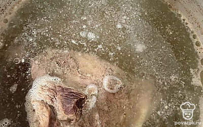 Варим говядину 2 часа.