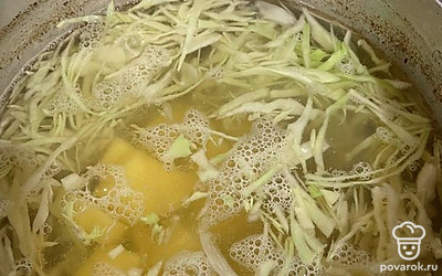 Добавляем в бульон картошку и капусту. Варим 10 минут.