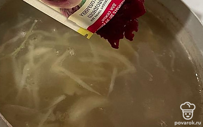 За 5 минут до готовности выкладываем заправку для борща.