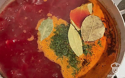 Приправляем зеленью и лавровым листом.