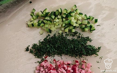 Мелко нарезать ветчину, зелень, огурец. 