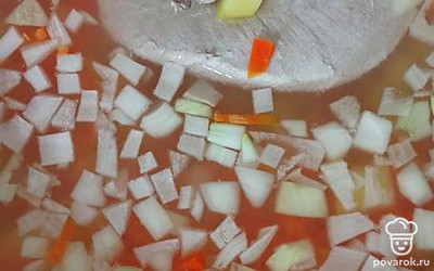 Нарезать овощи. В кастрюлю с филе добавить овощи. Варить 15 минут.