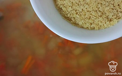 Всыпать в суп вермишель, соль, лавровый лист. Варить 10 минут.
