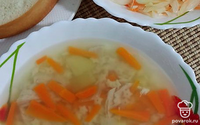 Подавать суп с хлебом и салатом из овощей.