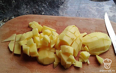 Картошку помыть, почистить. Нарезать кубиками.