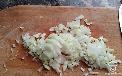 Лук почистить, мелко нарезать.