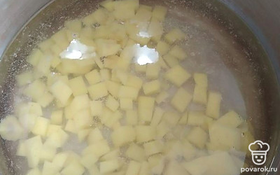 В кастрюлю налить воды, положить картошку, поставить на средний огонь.