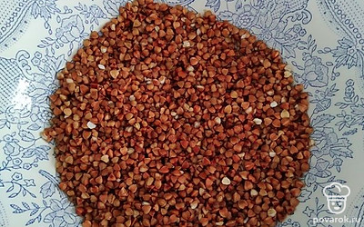 Гречку промыть, убрать мусор. Положить в бульон. Суп варить до готовности.