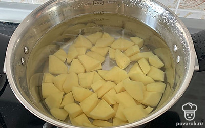 Картошку режем кубиками и отправляем вариться.