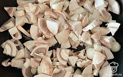 Грибы нарезаем и отправляем обжариваться на сковородку.