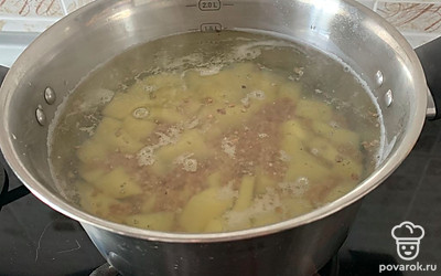 К полуготовой картошке высыпаем промытую гречку.