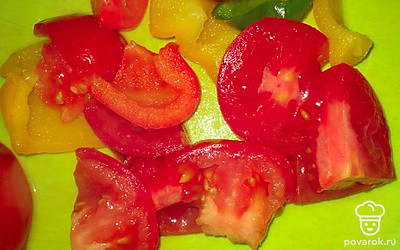 Нарезать помидор и перец, потом добавить к бульону с мясом.