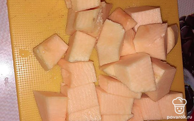 Помыть, очистить и нарезать тыкву.