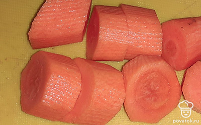 Очистить и порезать предварительно вымытую морковь.