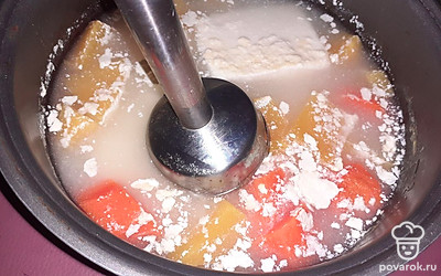 Сложить все в чашу блендера. Добавить плавленый сыр, посолить и готовить 30 миунт. Я использую режим «суп». После взбить блендером до однородной консистенции.