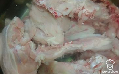 Отвариваем курицу.