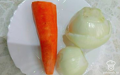очищаем морковь и репчатый лук. 