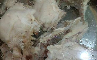 Чтобы бульон был прозрачный, первую воду после закипания курицы сливаем и заливаем свежую.