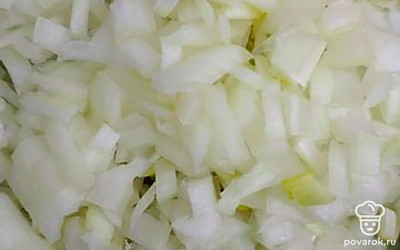 Нарезаем лук.
