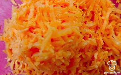 Измельчаем морковь. 