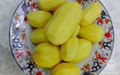 Кладем нарезанный картофель в кастрюлю. 