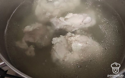 Сварить бульон из курицы.